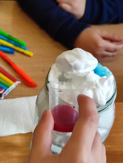 Eksperymenty z efektem wow - woda, barwniki, papier i eksplozje z piany