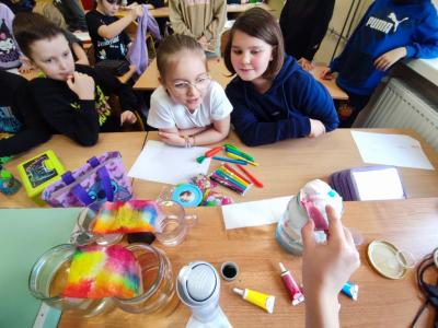 Eksperymenty z efektem wow - woda, barwniki, papier i eksplozje z piany