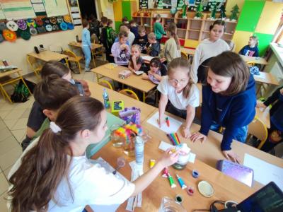 Eksperymenty z efektem wow - woda, barwniki, papier i eksplozje z piany