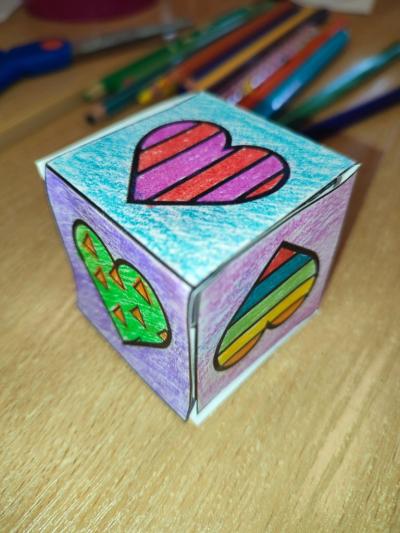 Eksperymenty z efektem wow - woda, barwniki, papier i eksplozje z piany