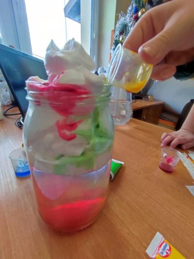 Eksperymenty z efektem wow - woda, barwniki, papier i eksplozje z piany