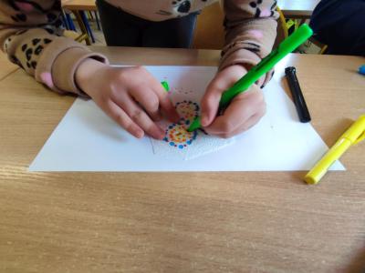 Eksperymenty z efektem wow - woda, barwniki, papier i eksplozje z piany