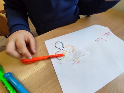 Eksperymenty z efektem wow - woda, barwniki, papier i eksplozje z piany