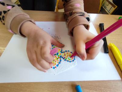 Eksperymenty z efektem wow - woda, barwniki, papier i eksplozje z piany