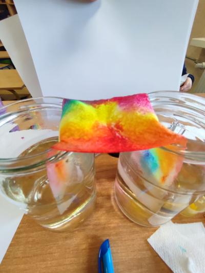 Eksperymenty z efektem wow - woda, barwniki, papier i eksplozje z piany