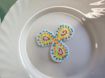 Eksperymenty z efektem wow - woda, barwniki, papier i eksplozje z piany