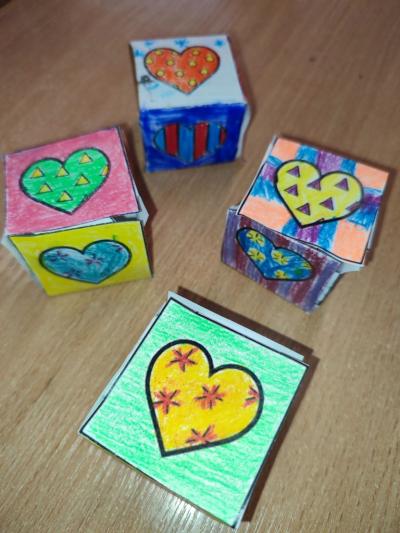 Eksperymenty z efektem wow - woda, barwniki, papier i eksplozje z piany