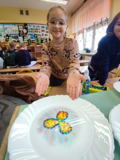 Eksperymenty z efektem wow - woda, barwniki, papier i eksplozje z piany