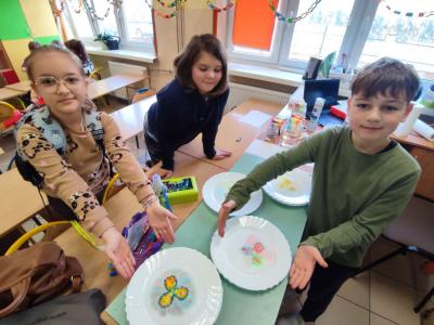 Eksperymenty z efektem wow - woda, barwniki, papier i eksplozje z piany