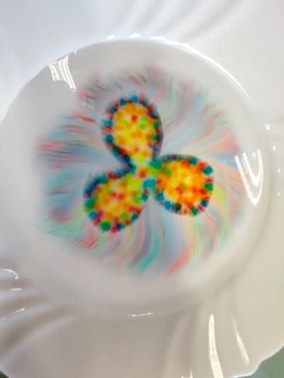 Eksperymenty z efektem wow - woda, barwniki, papier i eksplozje z piany