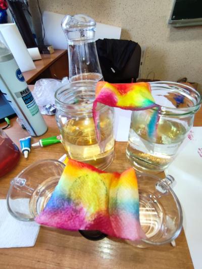 Eksperymenty z efektem wow - woda, barwniki, papier i eksplozje z piany