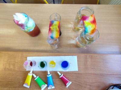 Eksperymenty z efektem wow - woda, barwniki, papier i eksplozje z piany