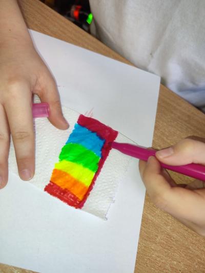 Eksperymenty z efektem wow - woda, barwniki, papier i eksplozje z piany