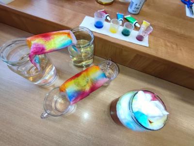 Eksperymenty z efektem wow - woda, barwniki, papier i eksplozje z piany