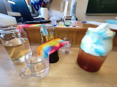 Eksperymenty z efektem wow - woda, barwniki, papier i eksplozje z piany