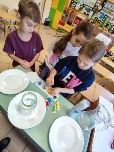 Eksperymenty z efektem wow - woda, barwniki, papier i eksplozje z piany