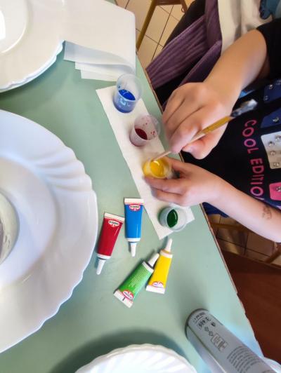 Eksperymenty z efektem wow - woda, barwniki, papier i eksplozje z piany