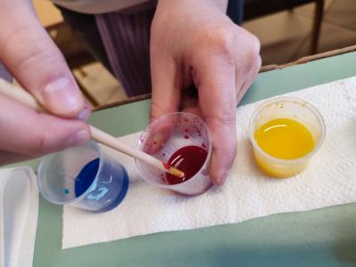 Eksperymenty z efektem wow - woda, barwniki, papier i eksplozje z piany