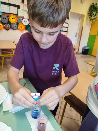 Eksperymenty z efektem wow - woda, barwniki, papier i eksplozje z piany