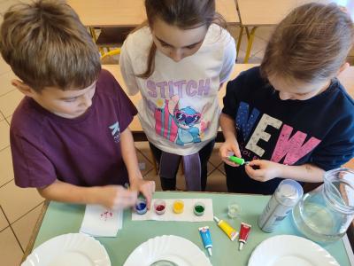 Eksperymenty z efektem wow - woda, barwniki, papier i eksplozje z piany