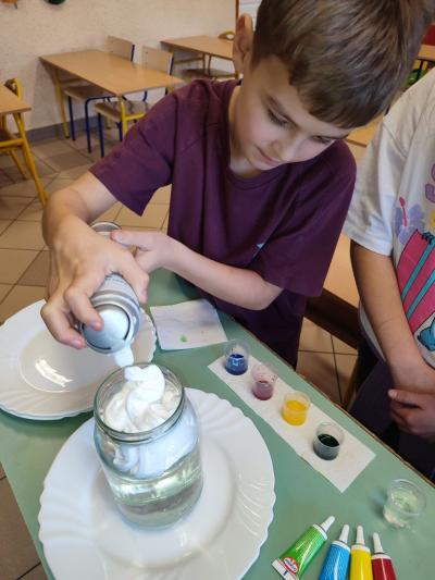 Eksperymenty z efektem wow - woda, barwniki, papier i eksplozje z piany