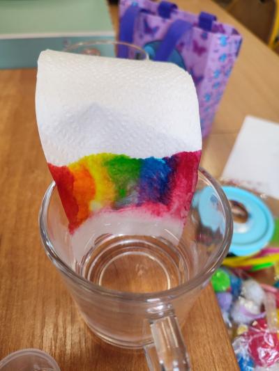 Eksperymenty z efektem wow - woda, barwniki, papier i eksplozje z piany