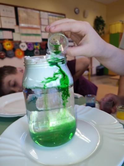 Eksperymenty z efektem wow - woda, barwniki, papier i eksplozje z piany