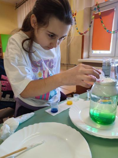 Eksperymenty z efektem wow - woda, barwniki, papier i eksplozje z piany