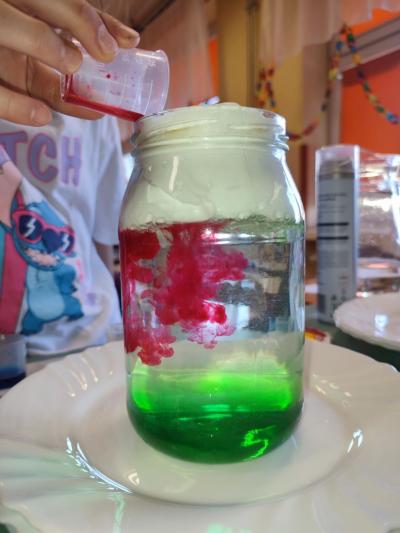 Eksperymenty z efektem wow - woda, barwniki, papier i eksplozje z piany