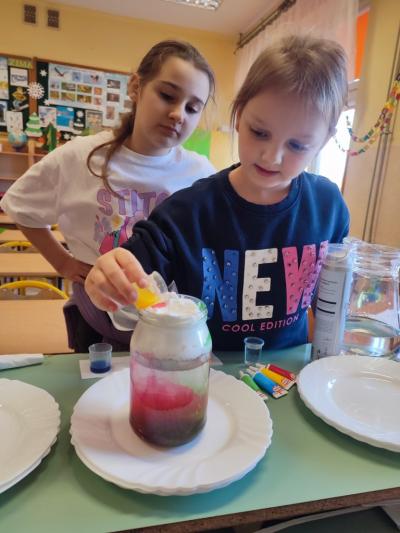 Eksperymenty z efektem wow - woda, barwniki, papier i eksplozje z piany