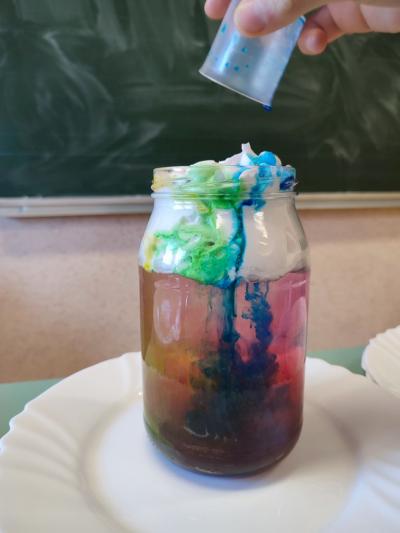 Eksperymenty z efektem wow - woda, barwniki, papier i eksplozje z piany