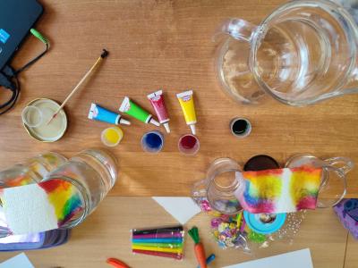 Eksperymenty z efektem wow - woda, barwniki, papier i eksplozje z piany