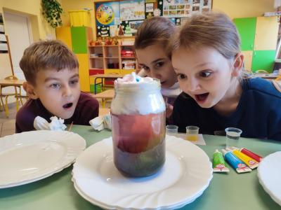 Eksperymenty z efektem wow - woda, barwniki, papier i eksplozje z piany