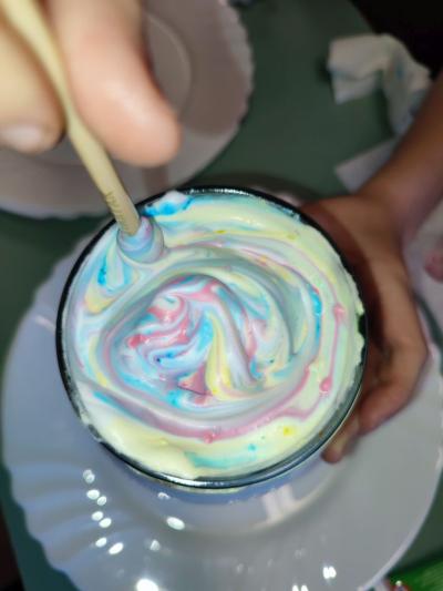 Eksperymenty z efektem wow - woda, barwniki, papier i eksplozje z piany