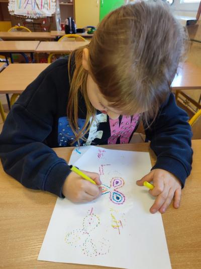 Eksperymenty z efektem wow - woda, barwniki, papier i eksplozje z piany