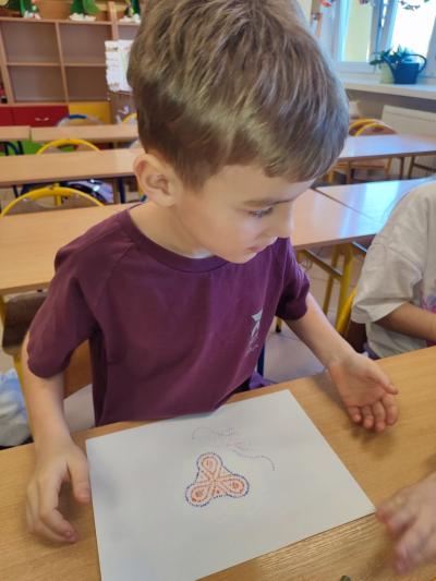 Eksperymenty z efektem wow - woda, barwniki, papier i eksplozje z piany