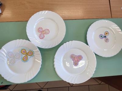 Eksperymenty z efektem wow - woda, barwniki, papier i eksplozje z piany