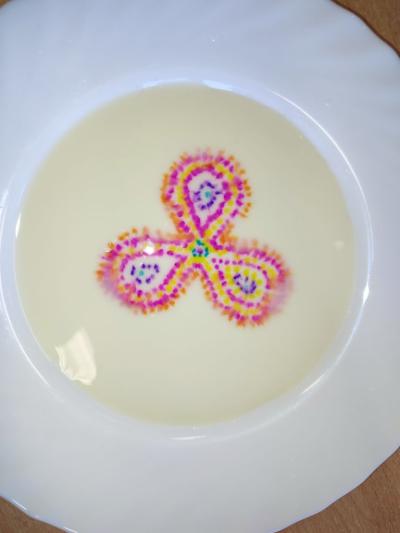 Eksperymenty z efektem wow - woda, barwniki, papier i eksplozje z piany