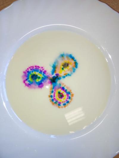 Eksperymenty z efektem wow - woda, barwniki, papier i eksplozje z piany