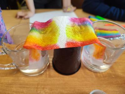 Eksperymenty z efektem wow - woda, barwniki, papier i eksplozje z piany