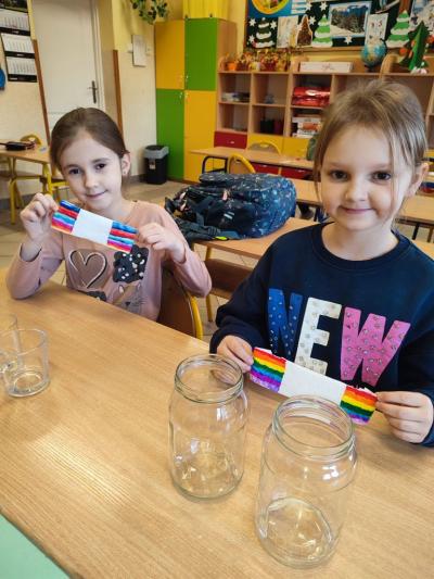 Eksperymenty z efektem wow - woda, barwniki, papier i eksplozje z piany