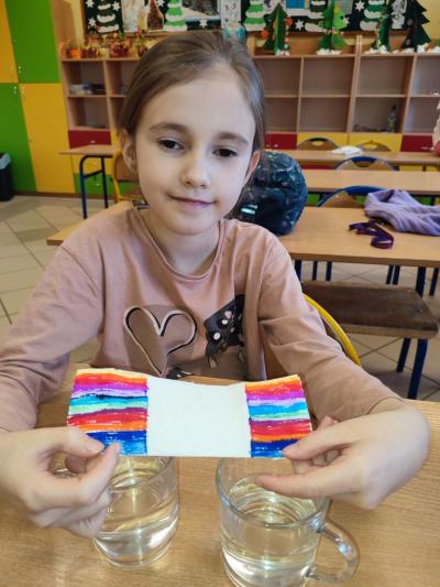 Eksperymenty z efektem wow - woda, barwniki, papier i eksplozje z piany