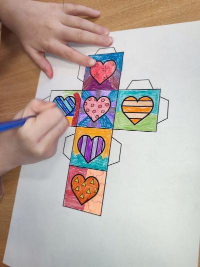 Eksperymenty z efektem wow - woda, barwniki, papier i eksplozje z piany