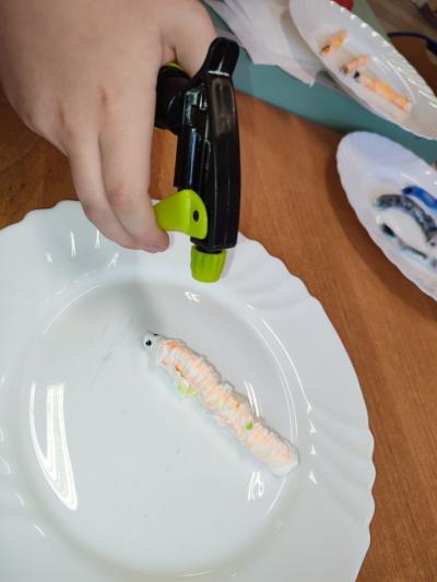 Eksperymenty z wodą, papierem i kolorowymi mazakami