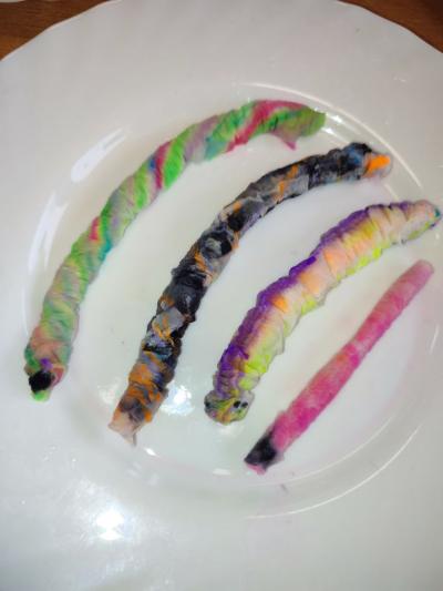 Eksperymenty z wodą, papierem i kolorowymi mazakami