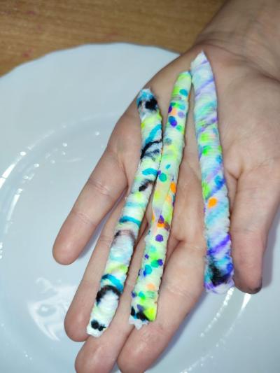 Eksperymenty z wodą, papierem i kolorowymi mazakami