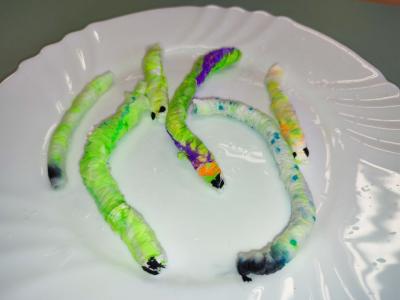 Eksperymenty z wodą, papierem i kolorowymi mazakami