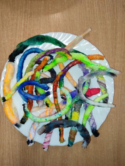 Eksperymenty z wodą, papierem i kolorowymi mazakami