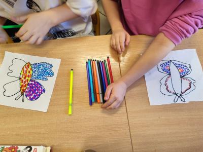 Eksperymenty z wodą, papierem i kolorowymi mazakami