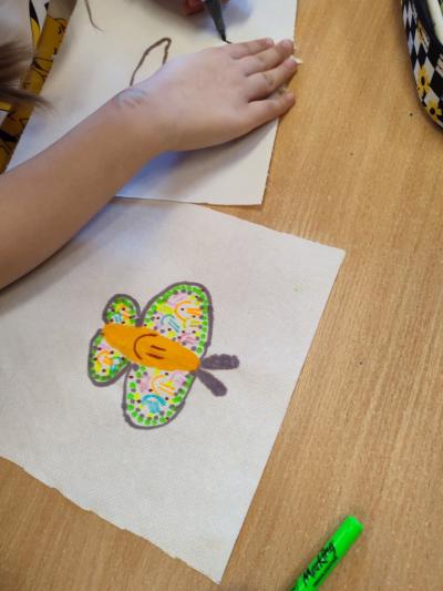 Eksperymenty z wodą, papierem i kolorowymi mazakami